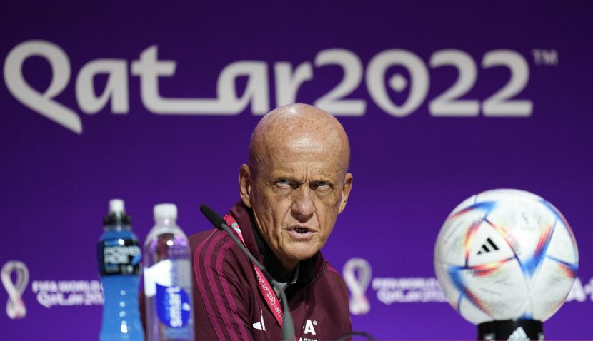 Ketua komite wasit FIFA Pierluigi Collina bereaksi pada konferensi pers wasit FIFA di pusat media Piala Dunia di Doha, Qatar, Jumat, 18 November 2022