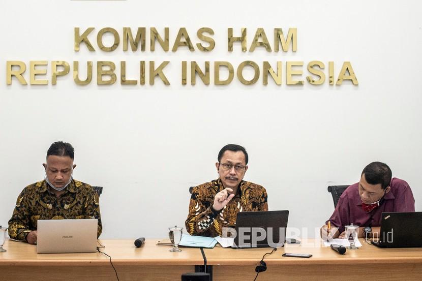 Ketua Komnas HAM Ahmad Taufan Damanik (tengah) didampingi Komisioner Pemantauan dan Penyelidikan Mohammad Choirul Anam (kiri)