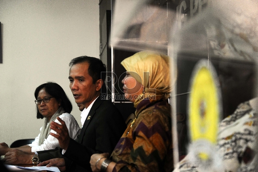 Ketua Komnas HAM Hafidz Abbas (ketiga kiri) didampingi komisioner menyampaikan hasil tim penyelidikan dugaan pelanggaran HAM dalam proses hukum terhadap pimpinan KPK Periode 2011-2015 di Komnasham, Jakarta, Rabu (4/2). (Republika/ Tahta Aidilla)