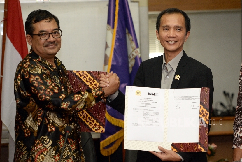 Ketua Komnas HAM Nur Kholis (kanan) bersama Direktur Eksekutif INFID Sugeng Bahagijo saat penandatanganan kerjasama di Komnas HAM, Jakarta, Senin (15/5).