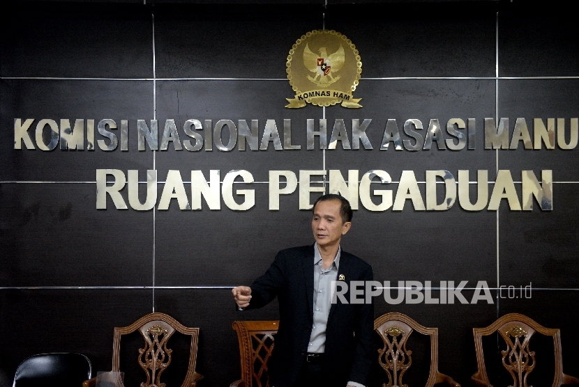  Ketua Komnas HAM Nur Kholis memasuki ruangan konferensi pers di Gedung Komnas Ham, Jakarta, Selasa (6/6). 