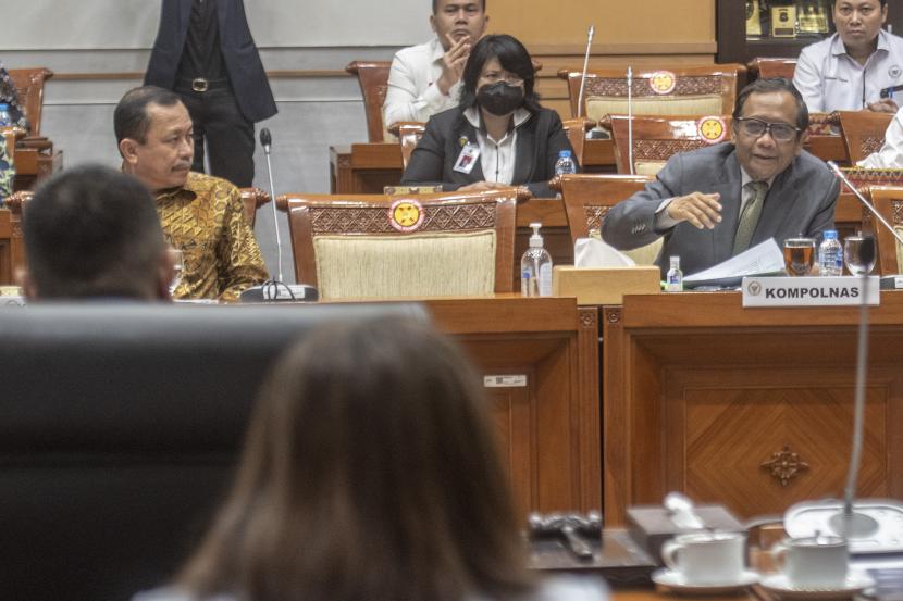 Ketua Kompolnas Mahfud MD (kanan) bersama Ketua Komnas HAM Ahmad Taufan Damanik (kiri) mengikuti Rapat Dengar Pendapat (RDP) dengan Komisi III DPR di Kompleks Parlemen, Senayan, Jakarta, Senin (22/8/2022).