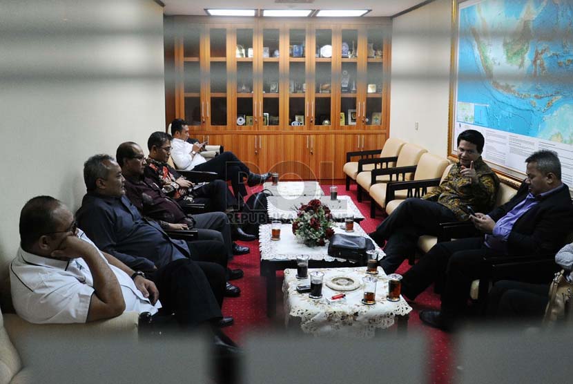 Ketua Komsi Pemilihan Umum (KPU) Husni Kamil Manik (kedua kanan) bersama perwakilan pemerintah dan DPR berada dalam ruang tunggu saat akan mengikuti rapat dengan DPR di Kompleks Parlemen Senayan,Jakarta, Senin (25/8). (Republika/ Tahta Aidilla)