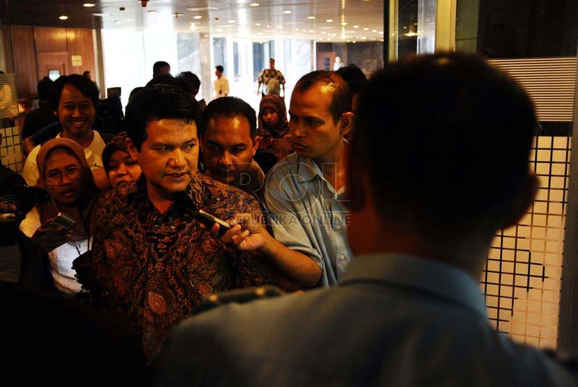 Ketua Komsi Pemilihan Umum (KPU) Husni Kamil Manik menjawab pertanyaan wartawan saat akan mengikuti rapat dengan DPR di Kompleks Parlemen Senayan,Jakarta, Senin (25/8).(Republika/ Tahta Aidilla)