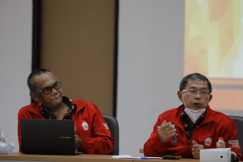 Ketua KONI DKI Jakarta Djamhuron P Wibowo (kanan) dan Pimpinan Kontingen PON DKI Jakarta, Hidayat Humaid (kiri). 