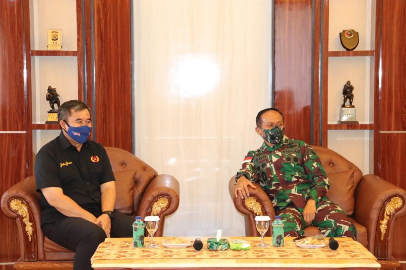 Ketua KONI Jawa Barat, Ahmad Saefudin saat berkunjung ke Kodam Cendrawasih.