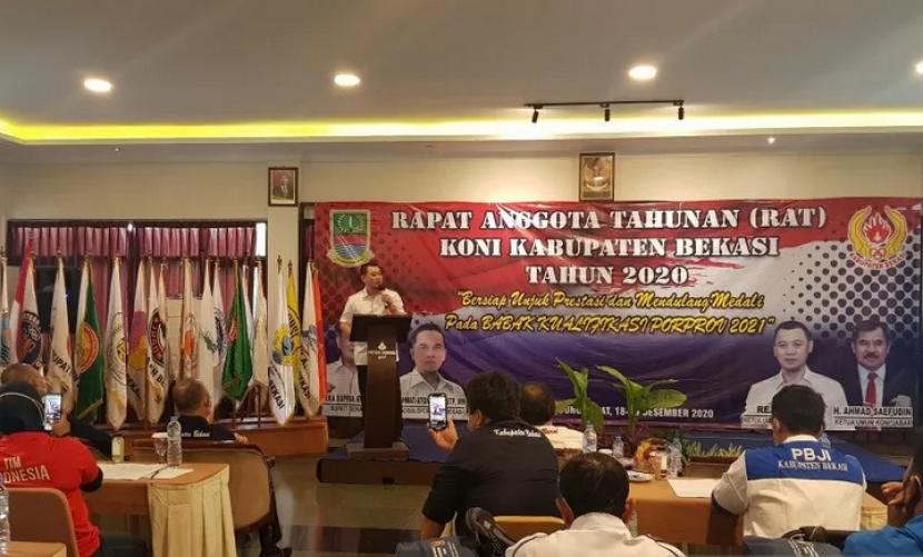 Ketua KONI Kabupaten Bekasi Reza Luthfi Hasan memberikan sambutan saat pembukaan Rapat Anggota Tahunan KONI Kabupaten Bekasi 2020 di Hotel Putri Gunung Kabupaten Bandung Barat, Jumat (18/12/2020).