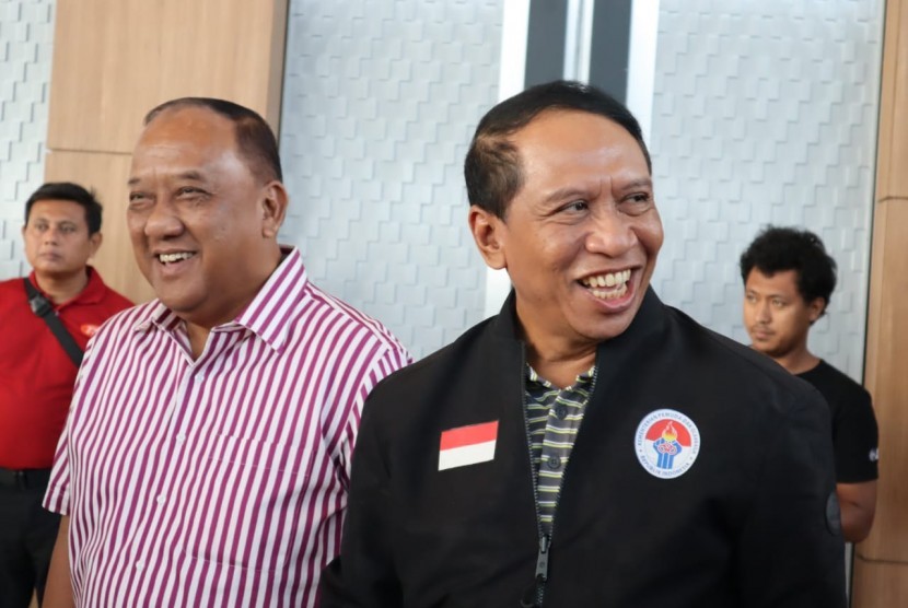 Ketua KONI Pusat, Marciano Norman (kiri) dan Menteri Pemuda dan Olahraga Zainuddin Amali (kanan) saat menghadiri final Piala Presiden Esports 2020 di ICE BSD, Tangerang Selatan, Ahad (2/2). (Republika/Afrizal Rosikhul Ilmi)