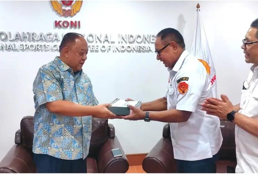 Ketua KONI Pusat Marciano Norman (kiri) saat menerima kunjungan KONI NTB-NTT yang menyerahkan rancangan PON 2028 di Kantor Komite Olahraga Nasional Indonesia (KONI) Pusat Senayan, Jakarta, Jumat (03/11/2023). 