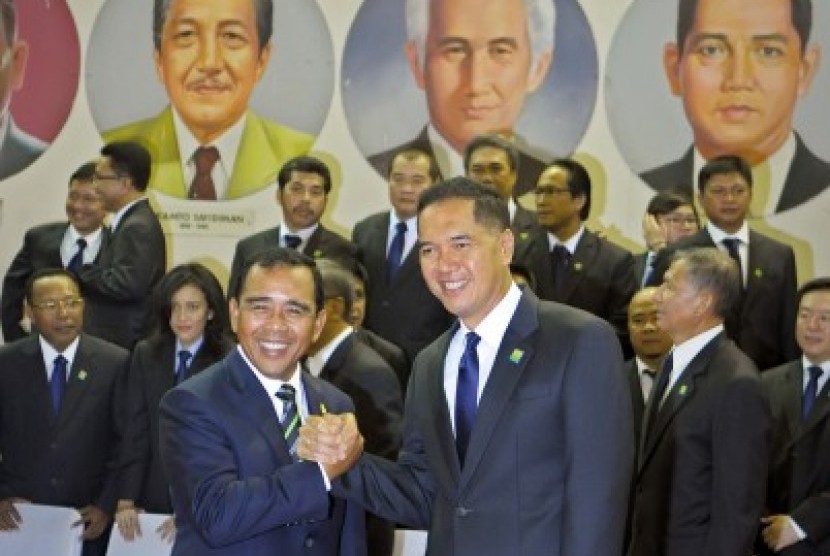     Ketua KONI Pusat Tono Suratman (kiri) berjabat tangan dengan Ketua Umum PB PBSI Gita Wirjawan (kanan) usai pelantikan di Aula Pelatnas PBSI Cipayung, Jakarta, Jumat (14/12). 