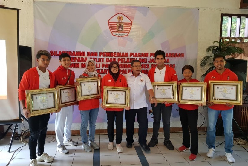 Ketua KONK DKI Jakarta Djamhuron, (tengah) usai memberikan sertifikat penghargaan kepada atlet DKI Jakarta yang meriah medali di Asian Games 2018. 