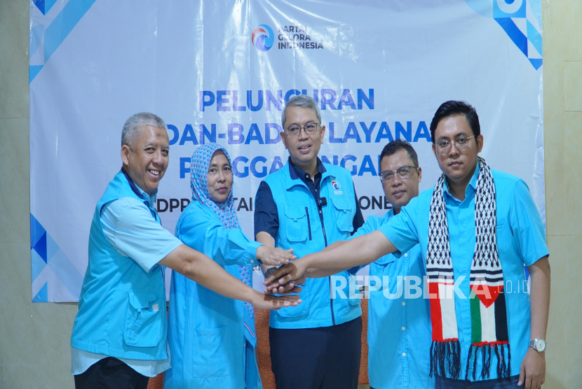 Ketua Koordinator Bidang Penggalangan DPP Partai Gelora Indonesia, Triwisaksana (tengah), meluncurkan empat badan layanan kemasyarakatan Partai Gelora Indonesia, di Jakarta, Sabtu (10/5/2025).