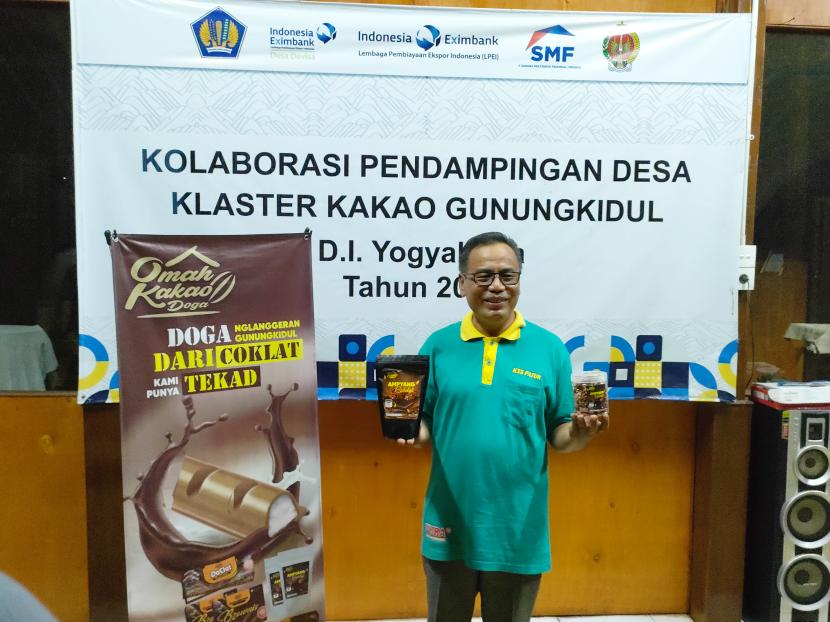  Ketua Koperasi Amanah Doga Sejahtera dengan produk kakao di Dusun Doga, Nglanggran, Desa Devisa Gunungkidul.