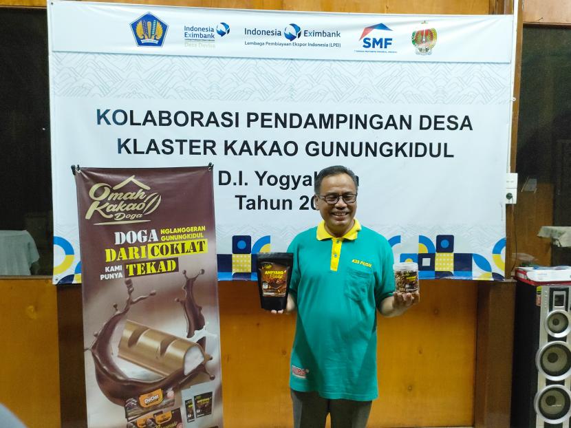 Ketua Koperasi Kakao Amanah Doga Sejahtera, Ahmad Nasrodin di Dusun Doga, Desa Nglanggran, Kabupaten Gunungkidul. Dusun Doga menjadi Desa Devisa binaan LPEI. 