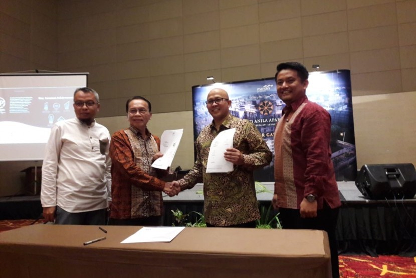 Ketua Koperasi Spirit Muslim Indonesia (KSMI), Agus Sumarno (kedua dari kiri), dan Direktur Pemasaran Grand Anila Apartement, Rizkita Tjahjono Widodo (kedua dari kanan), saat penandatanganan kerja sama, di salah satu hotel di Kota Cirebon, Sabtu (27/4) malam.