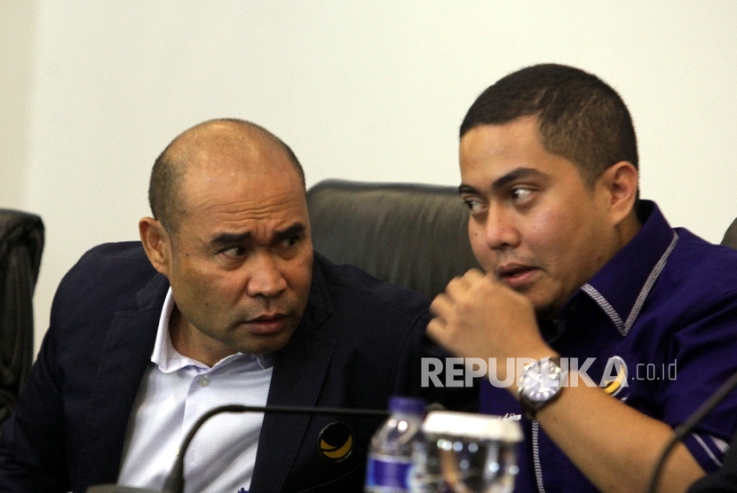 Ketua Korwil Partai Nasdem DKI Jakarta Viktor Leiskodat (kiri), berbincang bersama Sekretaris DPW Partai Nasdem DKI Wibi Andrino (kanan). 