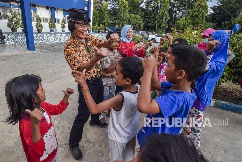 Ketua KPAI Seto Mulyadi atau Kak Seto melakukan Trauma Healing dengan cara mengajak bermain anak-anak korban gempa tsunami Palu di kantor Dinas Sosial, Palu, Sulawesi Tengah, Jumat (5/10).