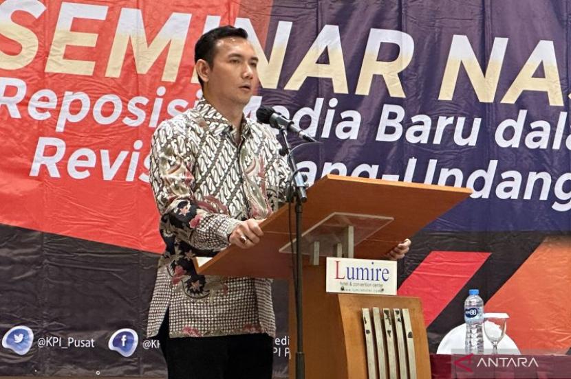 Ketua KPI Pusat Ubaidillah saat memberikan sambutan dalam sebuah acara di kawasan Senen, Jakarta, Selasa (2/4/2024).