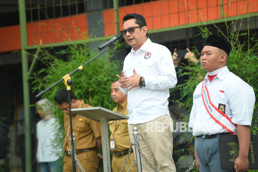  Ketua KPID Jawa Barat Dr Adiyana Slamet menyampaikan sambutannya dalam kegiatan ‘Ngawangkong Atikan Penyiaran’ di SMKN 1 Cimahi, Senin (26/5/2025).