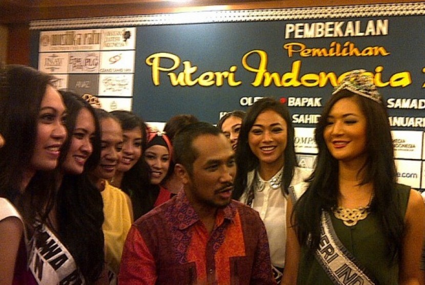 Ketua KPK Abraham Samad bersama finalis Puteri Indonesia 2014. 