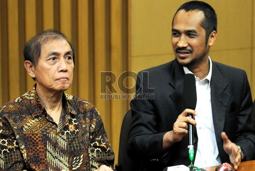  Ketua KPK Abraham Samad (kanan) bersama Ketua Badan Pemeriksa Keuangan (BPK) Hadi Poernomo (kiri) saat memberikan konferensi pers di gedung KPK, Jakarta, Rabu (4/9).   (Republika/ Wihdan)