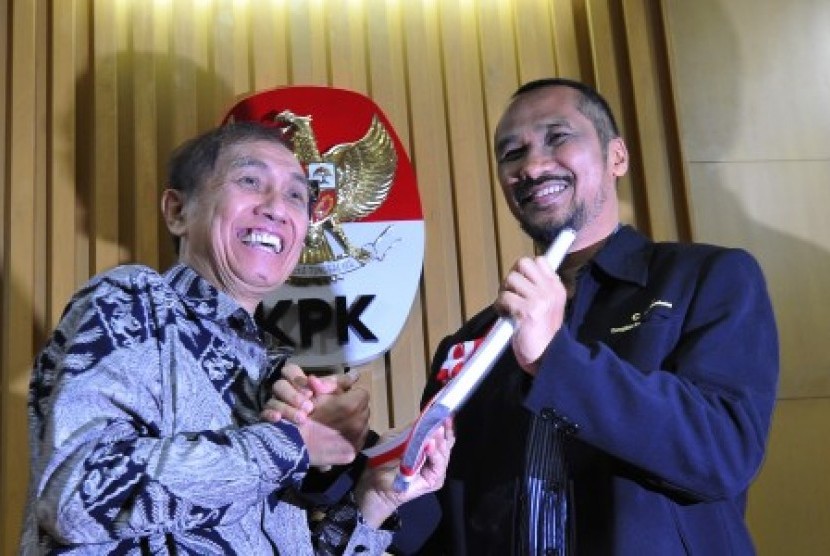 Ketua KPK Abraham Samad (kanan) menerima Hasil Audit Investigasi BPK terkait Pelaksanaan Pembangunan Pusat Pendidikan Pelatihan dan Sekolah Olahraga Nasional (P3SON) Hambalang Tahap II dari Ketua BPK Hadi Poernomo di Gedung KPK, Jakarta, Jumat (23/8). 