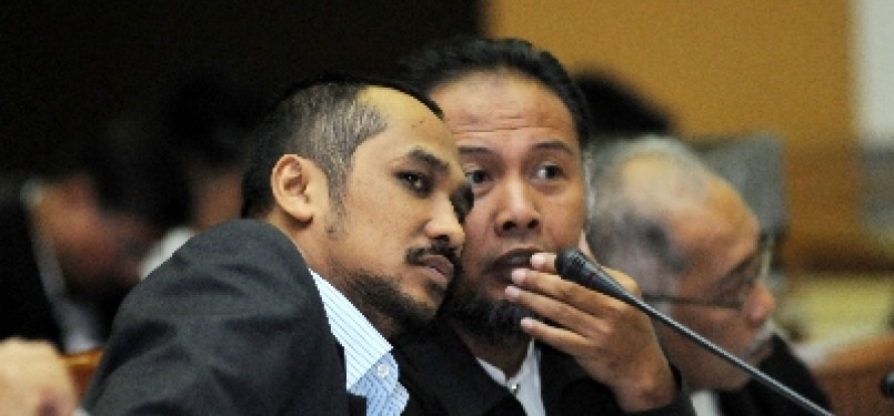 Ketua KPK Abraham Samad (kiri) dan Wakil Ketua KPK Bambang Widjodjanto (kanan).