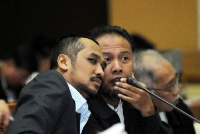 Ketua KPK Abraham Samad (kiri) dan Wakil Ketua KPK Bambang Widjodjanto (kanan).