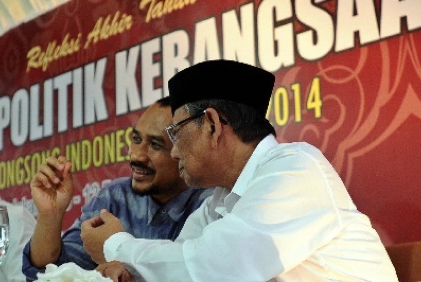 Ketua KPK Abraham Samad (kiri), Sekretaris Jenderal (Sekjen) ICIS Hasyim Muzadi (kanan).