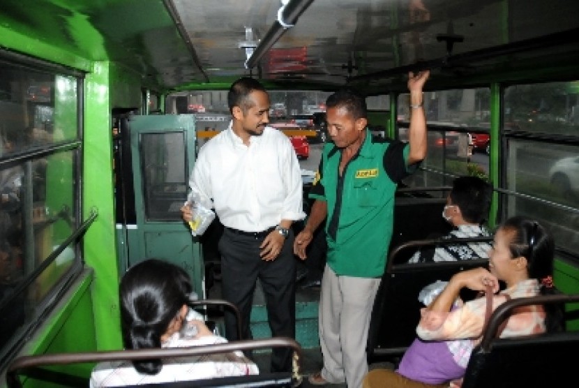 Ketua KPK Abraham Samad memberikan takjil ke penumpang bus di depan gedung KPK, Jakarta, Kamis (24/7). 