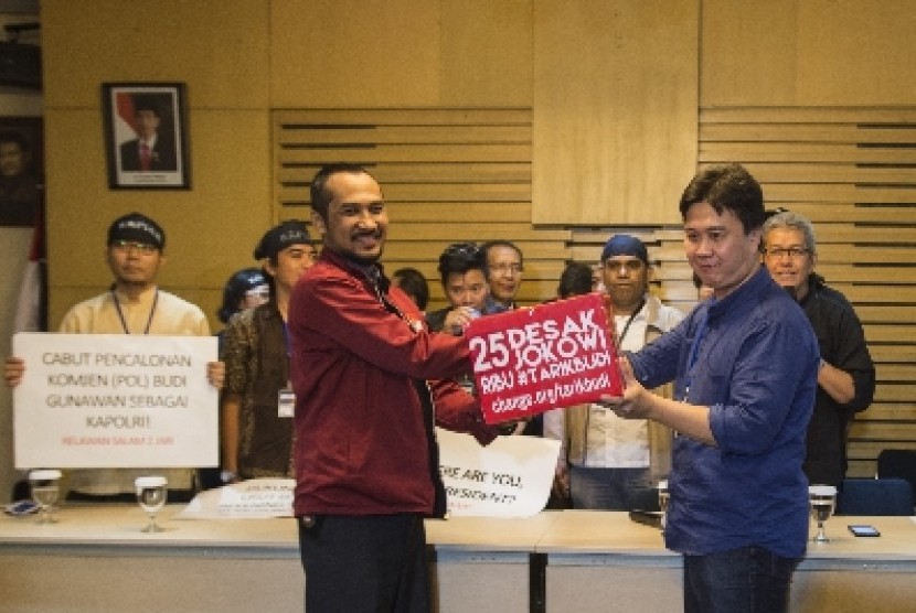 Ketua KPK Abraham Samad menerima petisi dari Koordinator ICW Ade Irawan.