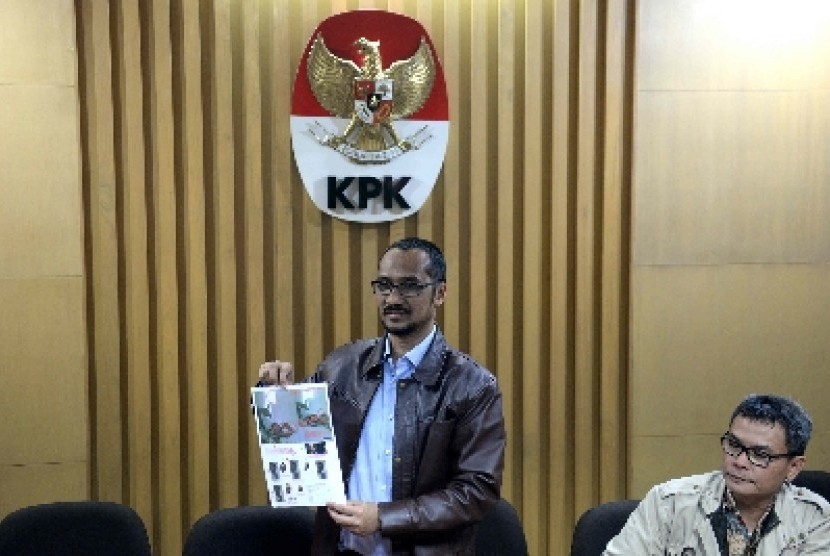 Ketua KPK Abraham Samad menunjukan foto syur hasil olahan mirip dirinya di gedung KPK, Jakarta, Senin (2/2).