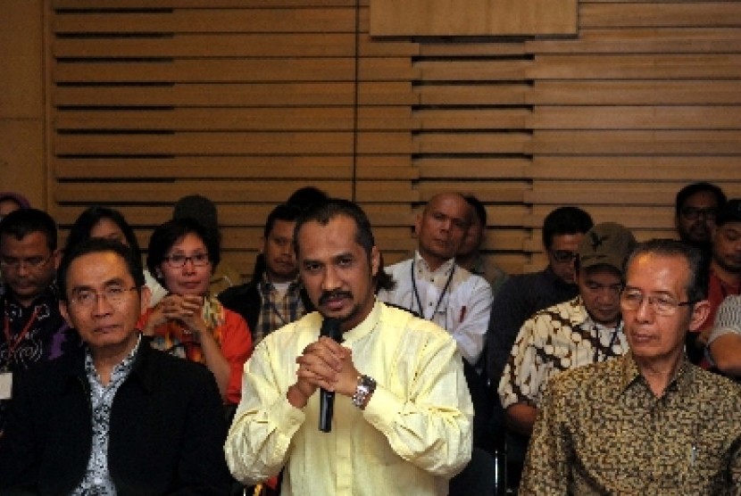Ketua KPK Abraham Samad (tengah).