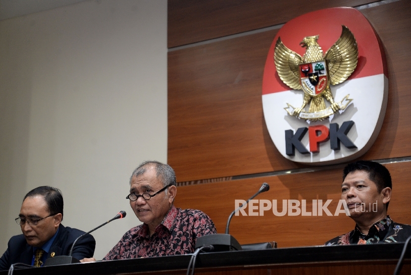  Ketua KPK Agus Rahardjo bersama Ketua Kamar Pengawasan Mahkamah Agung Sunarto (kiri) dan Karo Humas dan Hukum MA Abdullah (kanan) meberikan keterangan pers terkait operasi tangkap tangan (OTT).