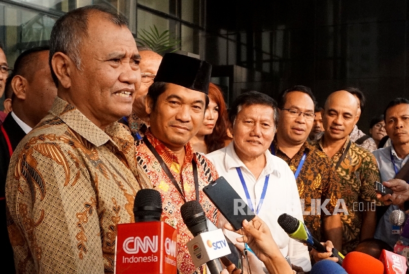 Ketua KPK Agus Rahardjo dan Koordinator Koalisi Masyarakat Sipil Tolak Angket KPK (KOMAS TAK) Ray Rangkuti (berpeci) menemui wartawan usai bertemu di Gedung KPK, Jakarta, Rabu (5/7).