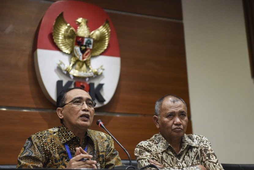 Ketua KPK Agus Rahardjo (kanan) bersama Ketua Kamar Pengawasan MA Sunarto memberikan keterangan pers tentang OTT Hakim Tipikor Bengkulu di gedung KPK, Jakarta, Kamis (7/9).