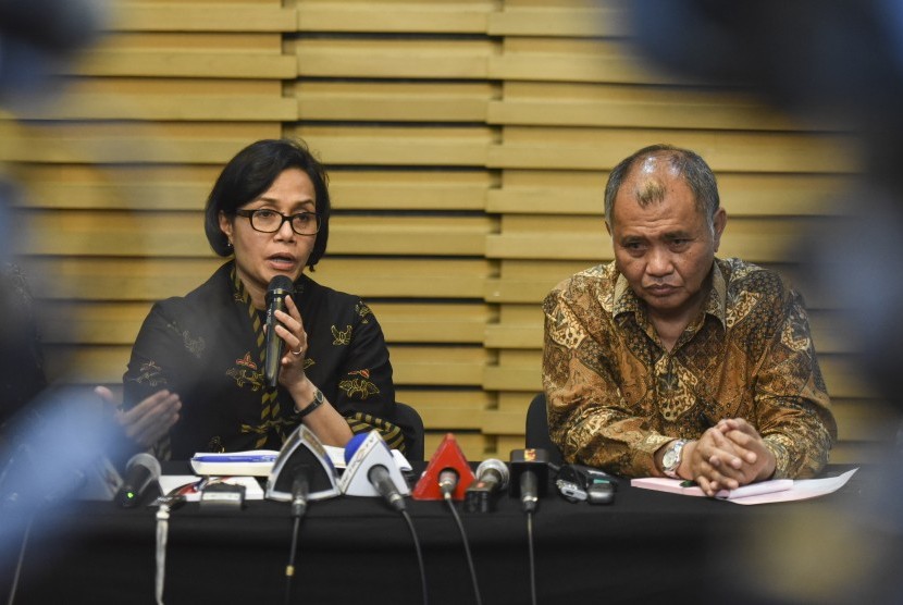 Ketua KPK Agus Rahardjo (kanan) dan Menteri Keuangan Sri Mulyani memberikan keterangan saat konferensi pers tentang OTT di Gedung KPK, Jakarta, Selasa (22/11). 