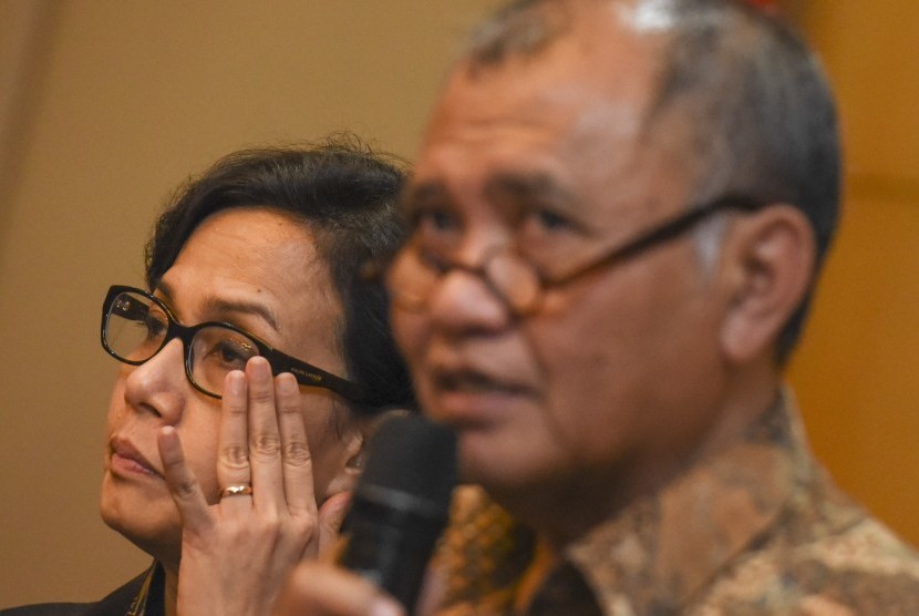 Ketua KPK Agus Rahardjo (kanan) dan Menteri Keuangan Sri Mulyani memberikan keterangan saat konferensi pers tentang OTT di Gedung KPK, Jakarta, Selasa (22/11). 