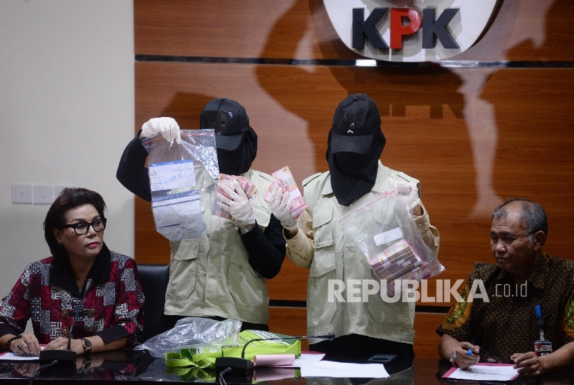   Ketua KPK Agus Rahardjo (kanan), dan Wakil Ketua KPK Basaria Panjaitan memberikan keteran pers terkait Operasi Tangkap Tangan (OTT), Jakarta, Rabu (30/8). 