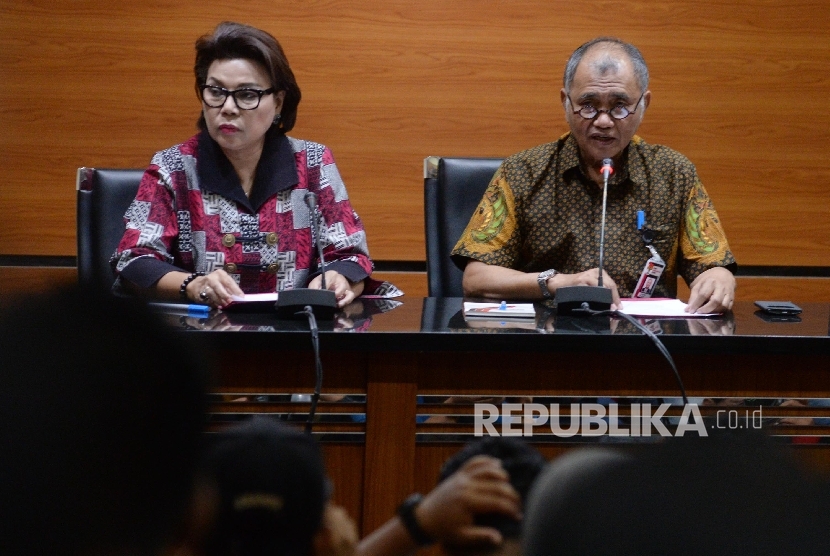   Ketua KPK Agus Rahardjo (kanan), dan Wakil Ketua KPK Basaria Panjaitan memberikan keteran pers terkait Operasi Tangkap Tangan (OTT), Jakarta, Rabu (30/8). 
