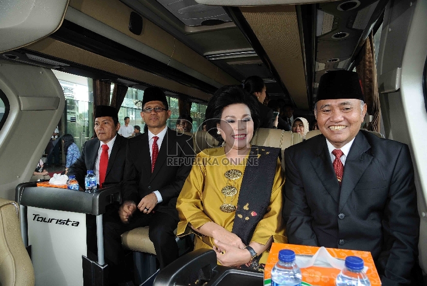 Ketua KPK Agus Rahardjo (kanan) didampingi para wakil KPK : Basaria Pandjaitan (kedua kanan), Laode Muhammad Syarief (kedua kiri) serta Saut Situmorang (kiri) menaiki bus di Gedung KPK, Jakarta, Senin (21/12).