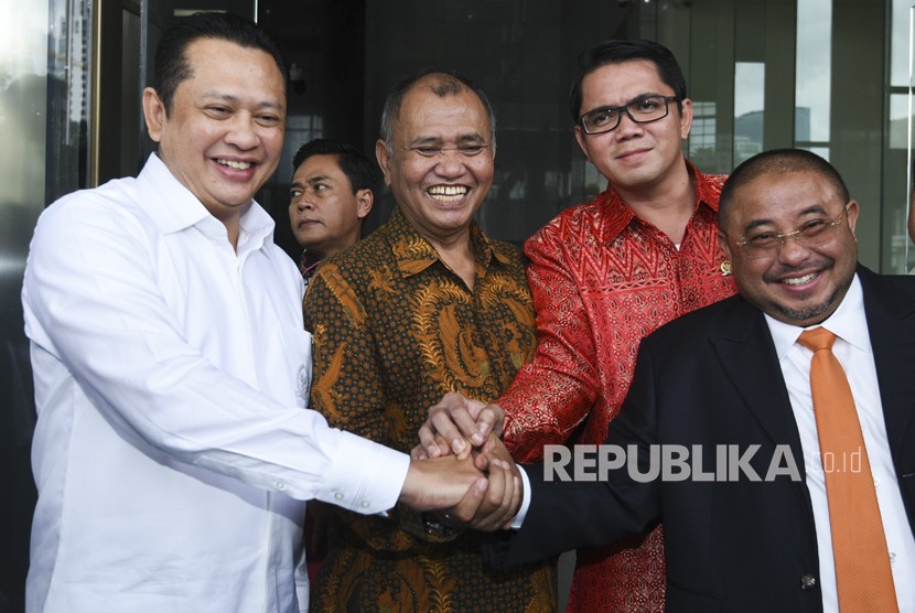 Ketua KPK Agus Rahardjo (kedua kiri) bersama Ketua DPR Bambang Soesatyo (kiri) serta anggota Komisi III DPR Arteria Dahlan (kedua kanan) dan Aboe Bakar Alhabsyi (kanan) saling berpergangan tangan usai menghadiri laporan tahunan KPK di gedung KPK, Jakarta, Senin (12/3).