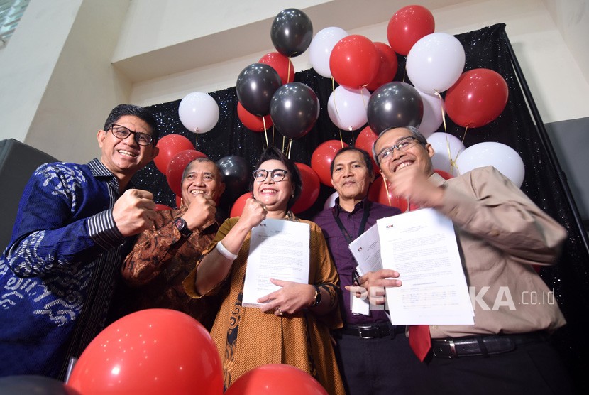 Ketua KPK Agus Rahardjo (kedua kiri) didampingi Wakil Ketua Basaria Panjaitan (tengah), Alexander Marwata (kanan), Saut Situmorang (kedua kanan), dan Laode M. Syarif (kiri) berfoto bersama sebelum memberikan keterangan kepada wartawan mengenai laporan kinerja KPK periode 2016-2019 di Gedung KPK, Jakarta, Selasa (17/12/2019).