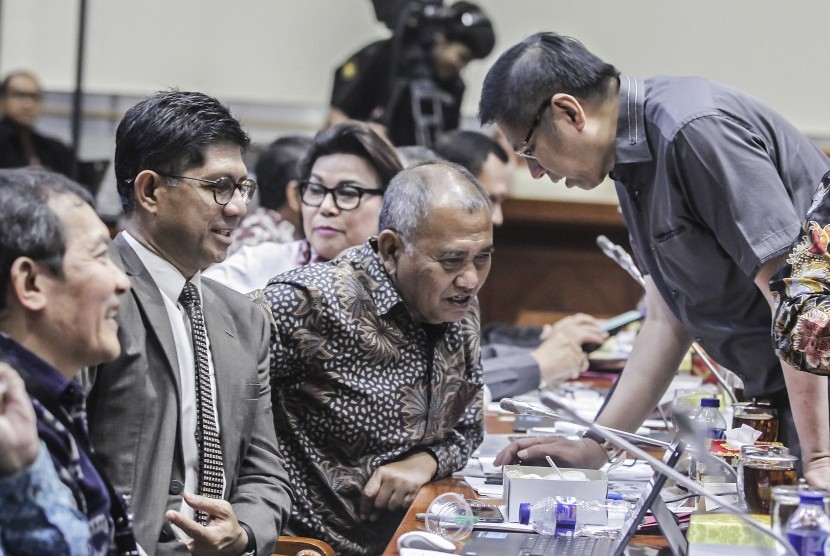 Ketua KPK Agus Rahardjo (ketiga kiri), Wakil Ketua KPK Laode Muhammad Syarif (kedua kiri), Saut Situmorang (kiri) berbincang bersama anggota Komisi III DPR sebelum memulai Rapat Kerja (Raker) di Kompleks DPR, Jakarta, Senin (23/7).