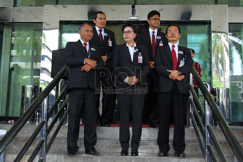 Ketua KPK Agus Rahardjo (kiri bawah), didampingi Wakil Ketua KPK Basaria Pandjaitan (tengah bawah), Alexander Marwata (kanan bawah), Laode Muhammad Syarif (kanan atas), Saut Situmorang (kiri atas) menghadiri pameran foto KPK di halaman Gedung KPK, Jakarta,