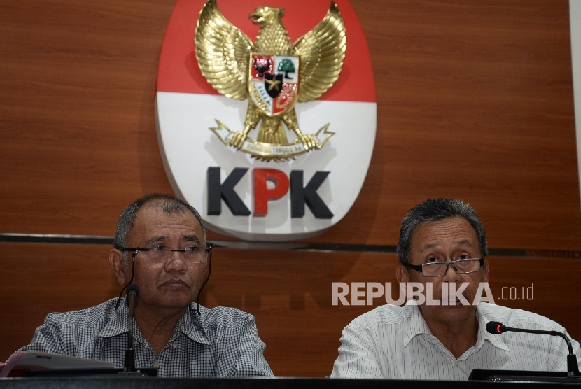  Ketua KPK Agus Rahardjo (kiri), dan Ketua BPK Moermahadi Soerja Djanegara memaparkan hasil OTT di Gedung KPK, Jakarta, Sabtu (27/5).