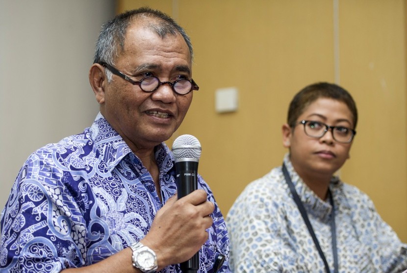 Ketua KPK Agus Rahardjo (kiri) didampingi Pelaksana harian Kepala Biro Humas KPK Yuyuk Andriati (kanan) memberikan konferensi pers tersangka baru hasil operasi tangkap tangan (OTT) di Gedung KPK, Jakarta, Kamis (21/4).