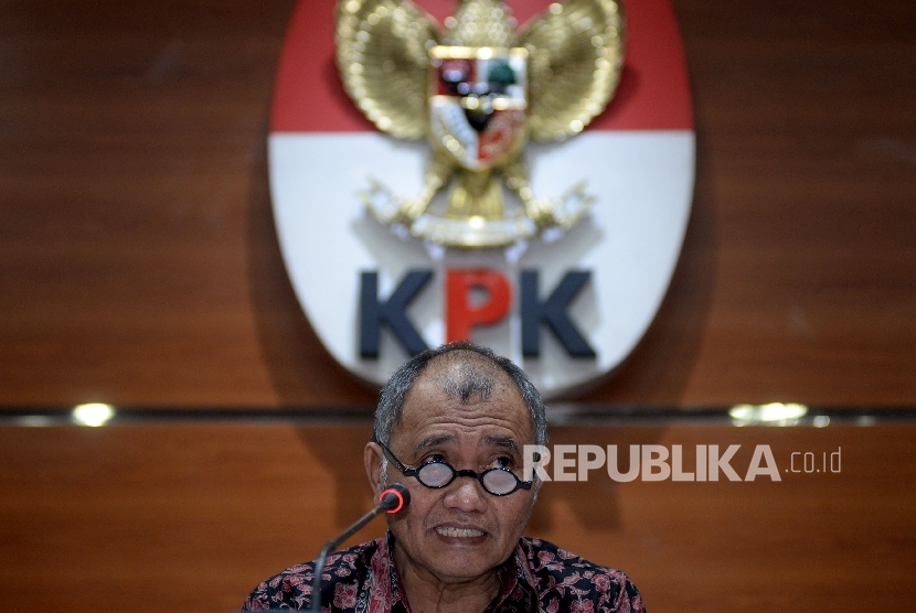 Ketua KPK Agus Rahardjo meberikan keterangan pers terkait operasi tangkap tangan (OTT) di PN Jaksel di gedung KPK, Jakarta, Selasa (22/8). 