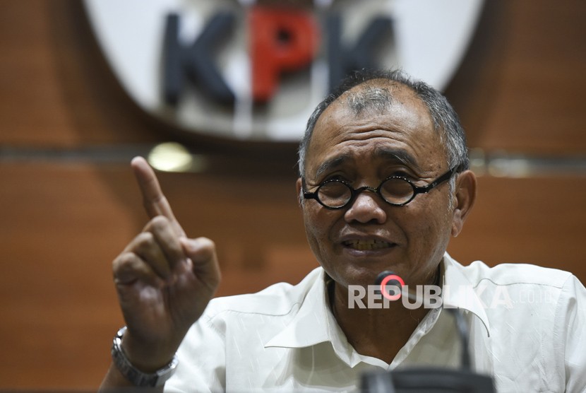 Ketua KPK Agus Rahardjo memberikan keterangan mengenai penetapan tersangka di gedung KPK, Jakarta, Jumat (20/4). 