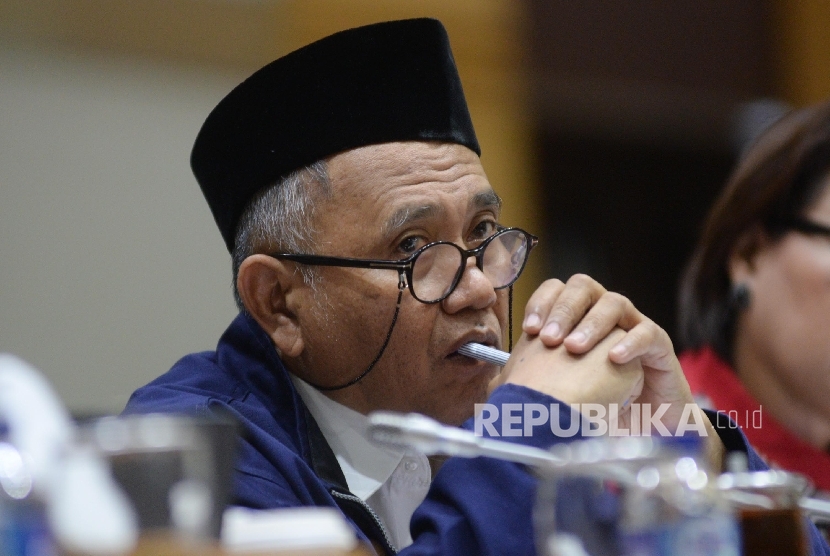 Ketua KPK Agus Rahardjo mengikuti rapat dengar pendapat dengan Komisi III DPR di Kompleks Parlemen Senayan, Jakarta, Selasa (12/9)